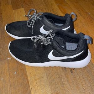Nike Roche Womens 9.5 in great condition, worn a few times